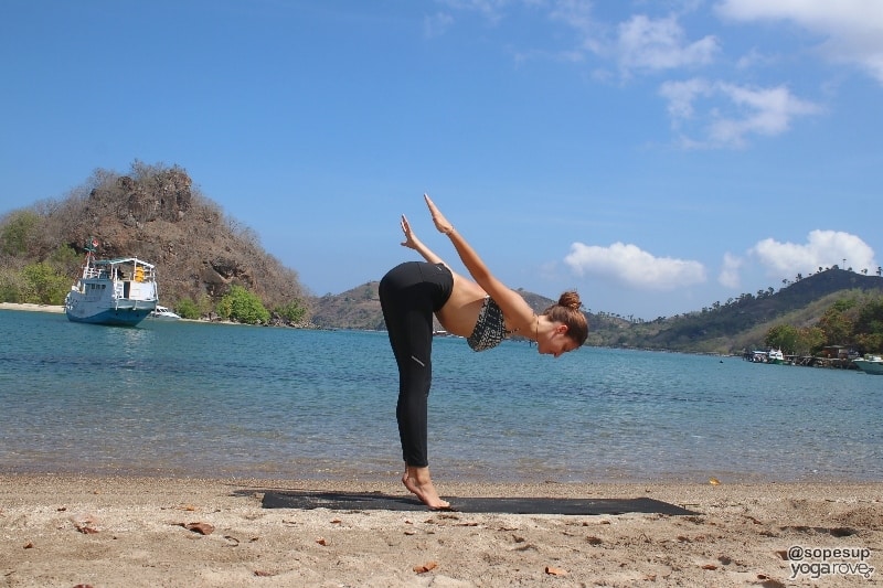 diver pose- mini flow in yoga for glutes routine