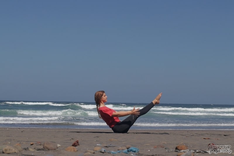 yogi practicing boat pose for weight loss