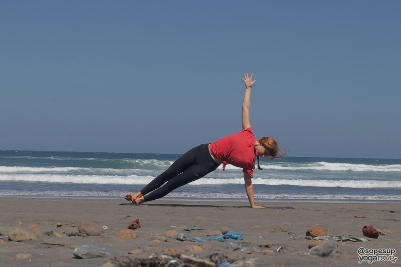 yogi practicing side plank for weight loss