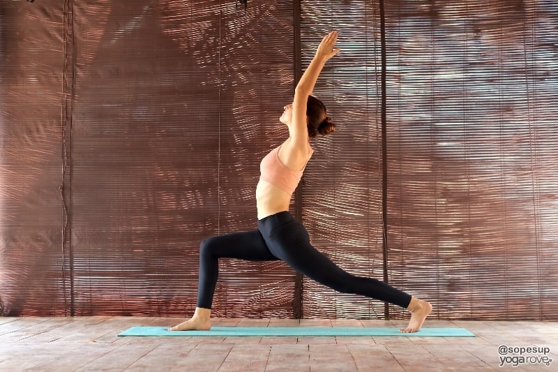 yoga student practicing high lunge to prep for boat pose